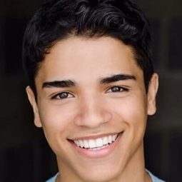 強納森·尼爾維斯 飾演 Eduardo