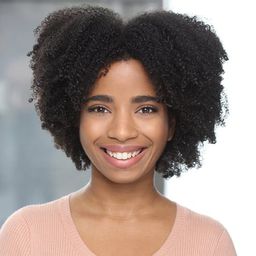 Laura Guzman Luiz 飾演 Fiona