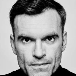 Mariusz Zaniewski 飾演 Security Guard Benek