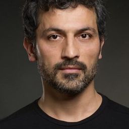 費亞茲·杜曼 飾演 Taxi Driver Kaval