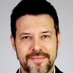 Quequé 飾演 