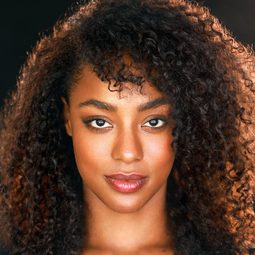 Ella Kweku 飾演 Ari