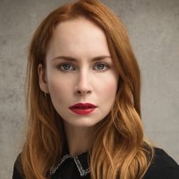 Holly Weston 飾演 Kate