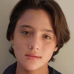 Jake Schur 飾演 Rio Cutler