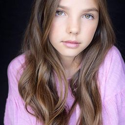 Ema Mlinar - 壞種演員 飾演Singing Student