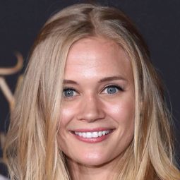 Carly Schroeder 飾演 Venus