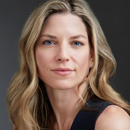 Amanda Goldsmith 飾演 Sara