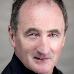 Peadar Cox 飾演 Bus Driver