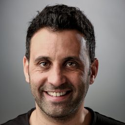 亞納·比頓 飾演 Assi