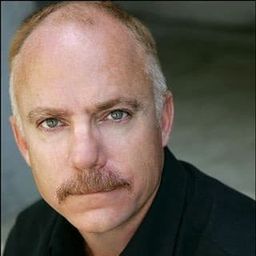 Bryan Rasmussen 飾演 Sam