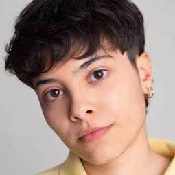 勞拉·奧列特 - 吻到未來演員 飾演Becaria