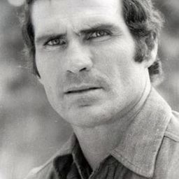 Giovanni Cianfriglia 飾演 Maneater Chief (uncredited)