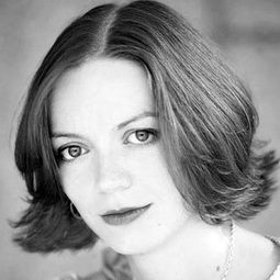Emily Piercy 飾演 Stephanie