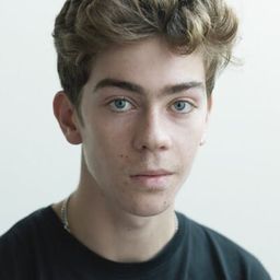 Maas Bronkhuyzen 飾演 Max