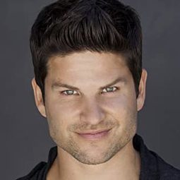 丹尼爾·布克 - 扭曲人演員 飾演Steven