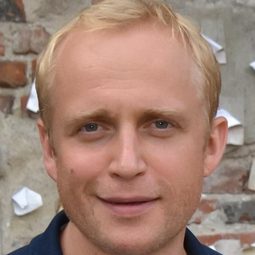 彼得·亞當奇克 - Letters to Santa 2演員 飾演Szczepan Lisiecki