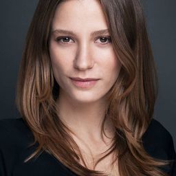 Serenay Sarıkaya 飾演 Itır