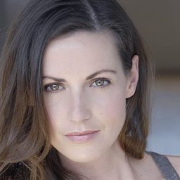 Liz Carey - 想當年演員 飾演Angie Kramer