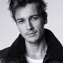 米謝爾·比爾 飾演 Aurélien