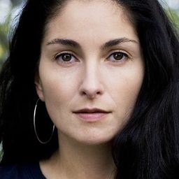 Meliz Karlge 飾演 Katja