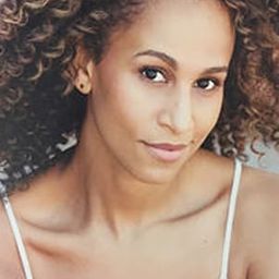 Melanie Nyema 飾演 Self - Background Vocalist Section Leader