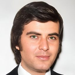 塔里克·奧坎 - 沒有圖書館的圖書館長演員 飾演Güner Sernikli