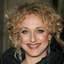 卡蘿·肯恩 - 死無可死演員 飾演Mallory O'Brien