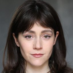 Carly-Sophia Davies - 莊園魅影演員 飾演Receptionist