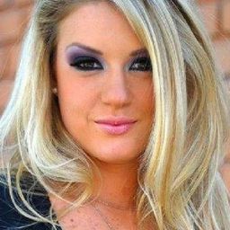 Leslie Shaw 飾演 Vicky