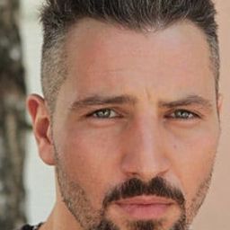 穆拉坦·穆蘇魯 飾演 Yuri