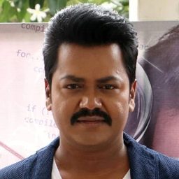 Roshan 飾演 Dinesh Kumar