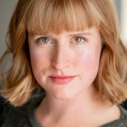 Emily Russell 飾演 Waitress