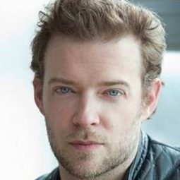 Mac Fyfe 飾演 Frederick
