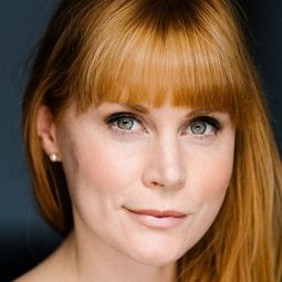 Michelle Blundell 飾演 Louise Nicholas