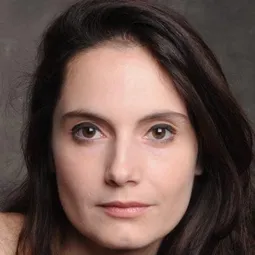 Eugenia Caruso 飾演 Shop Clerk