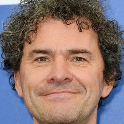 麥克卡辛斯 飾演 Self