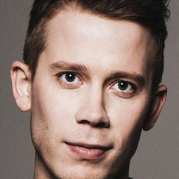 Sigurður Þór Óskarsson 飾演 Einar