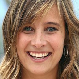 Julie de Bona 飾演 La mère de Louise