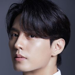 都枝寒 飾演 Lee Seon-woo