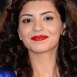 Meriem Medjkane 飾演 Amel