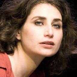 卡洛琳·哈特姆 飾演 