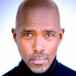 恩塔爾·古馬·巴侯·懷恩 - 逐夢棋緣演員 飾演Tendo