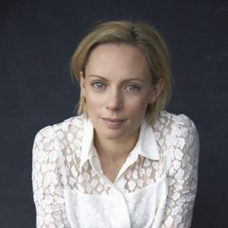 Lucy Phelps - 一報還一報演員 飾演Isabella