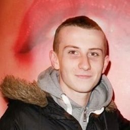 Pierre Stévenin 飾演 Cyril Damico