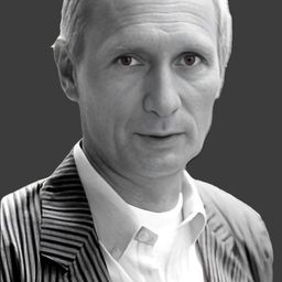 Arthur Brauss 飾演 Jürgen Hoffman