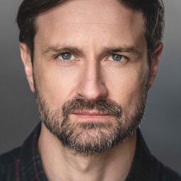 Alex Skarbek 飾演 Bodgan