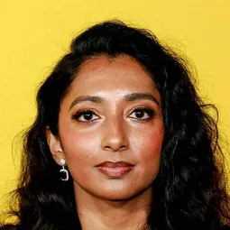 Menik Gooneratne 飾演 Sathya