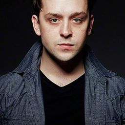 Brad Koed 飾演 Adam