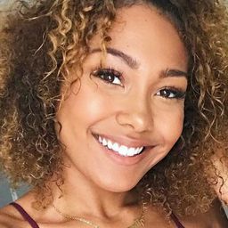 Parker McKenna Posey 飾演 Elizabeth