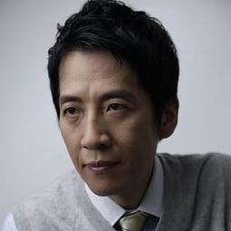 小須田康人  飾演 Newspaper bill collector